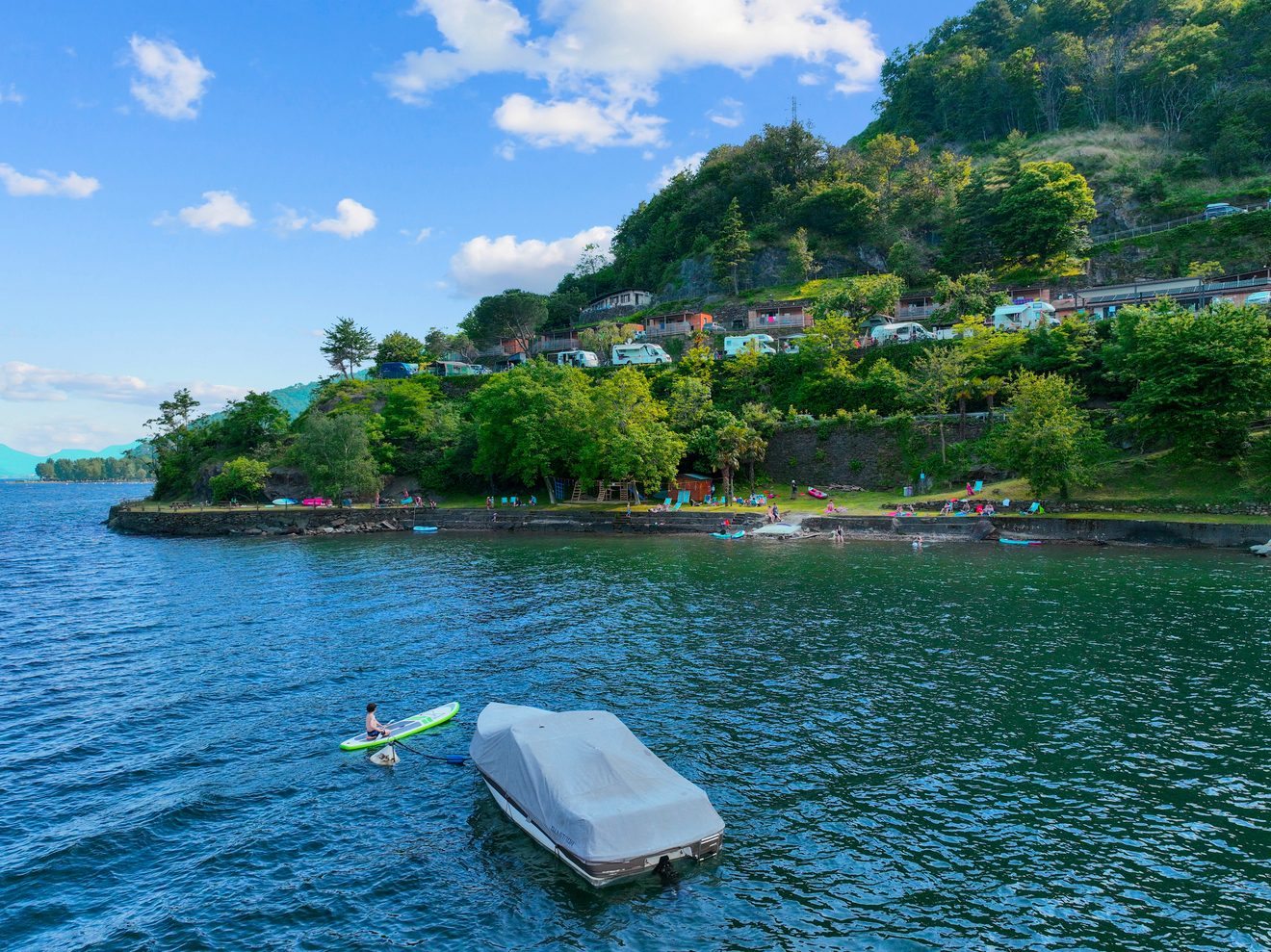 Boot und Paddler vor dem Ufer bei Cannobio